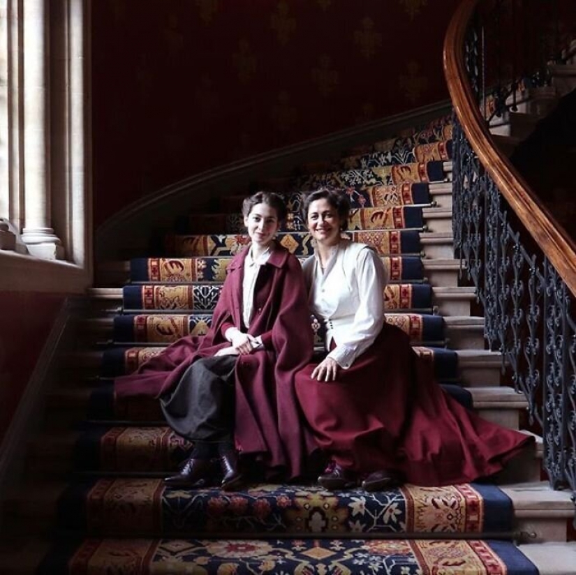 La moda de los viajes en el tiempo: una chica en la histórica ciudad de trajes estaba fascinado por la Red