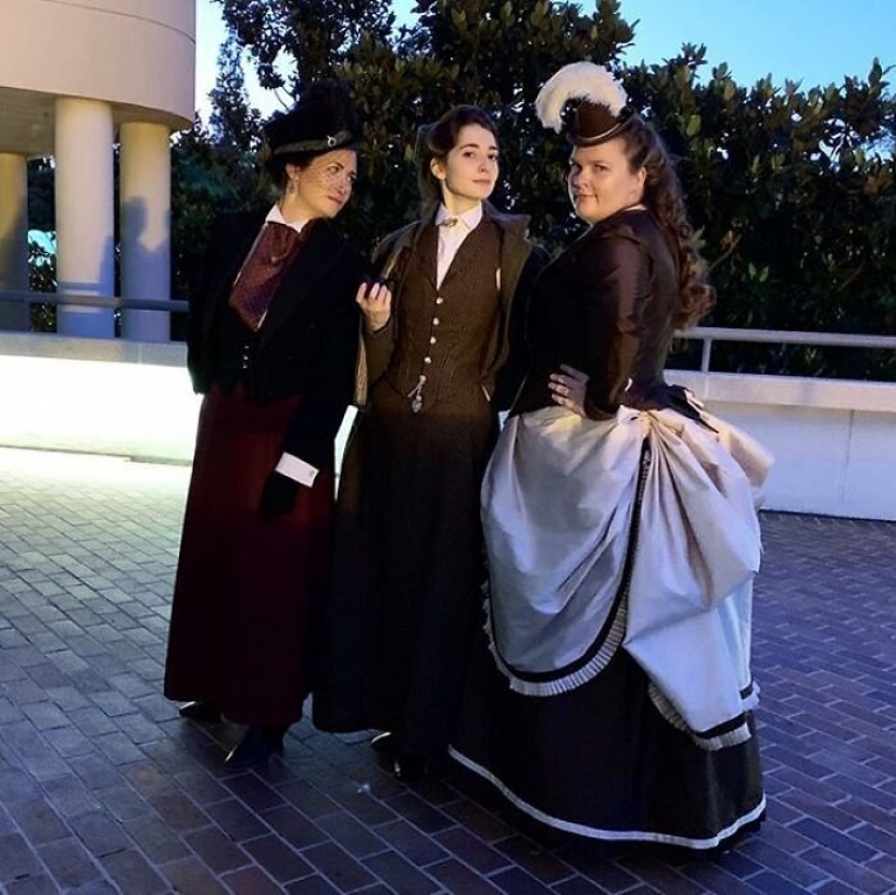 La moda de los viajes en el tiempo: una chica en la histórica ciudad de trajes estaba fascinado por la Red