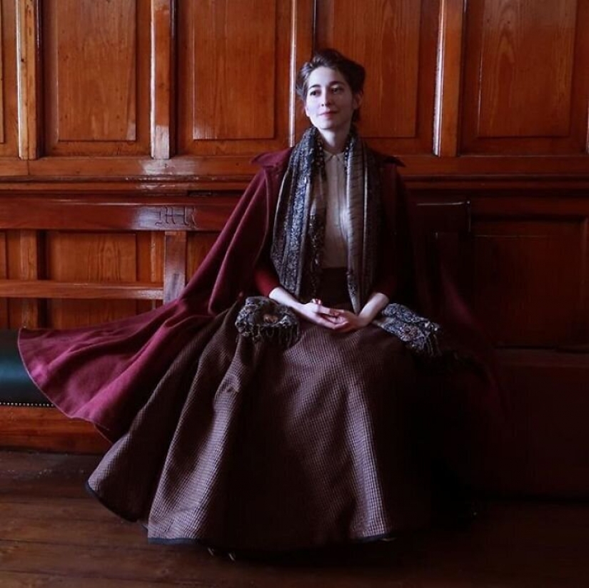 La moda de los viajes en el tiempo: una chica en la histórica ciudad de trajes estaba fascinado por la Red