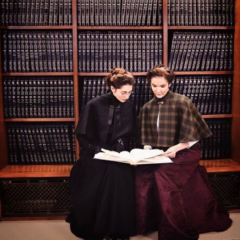 La moda de los viajes en el tiempo: una chica en la histórica ciudad de trajes estaba fascinado por la Red