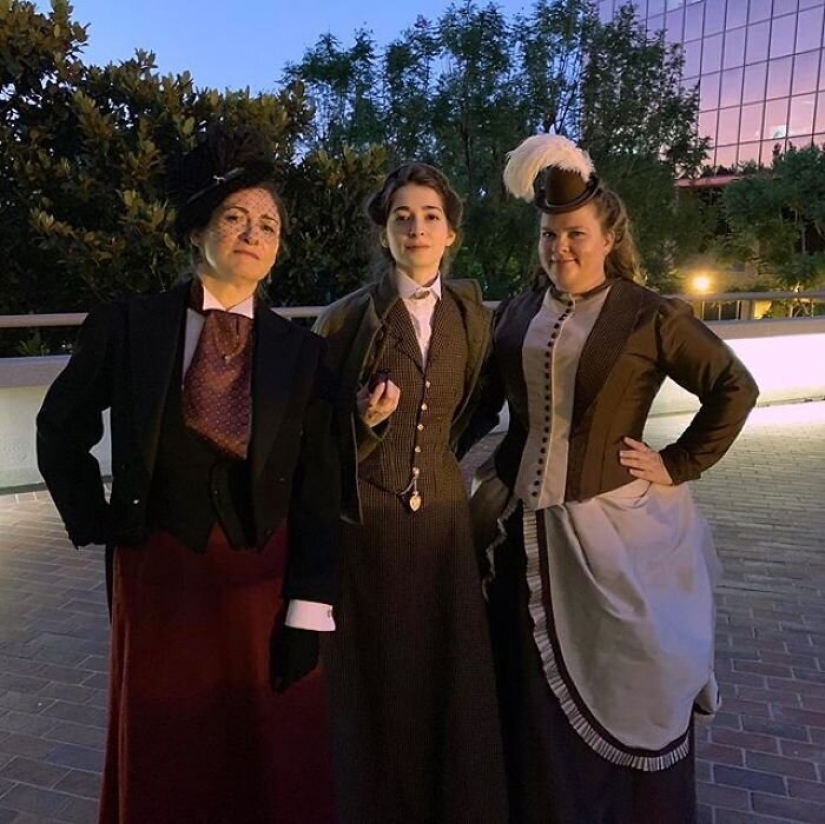 La moda de los viajes en el tiempo: una chica en la histórica ciudad de trajes estaba fascinado por la Red