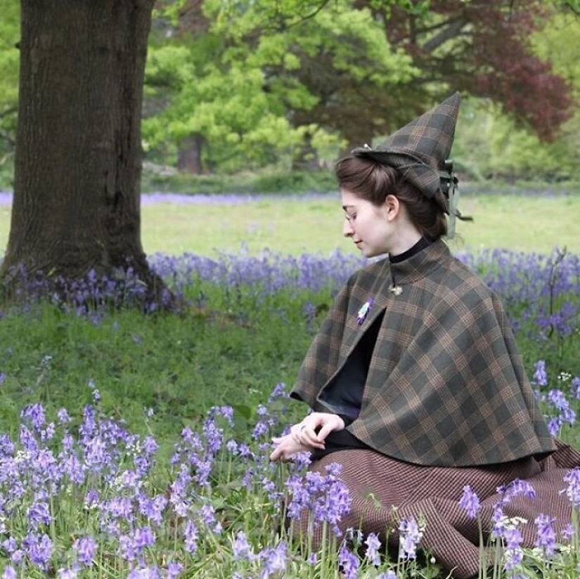 La moda de los viajes en el tiempo: una chica en la histórica ciudad de trajes estaba fascinado por la Red