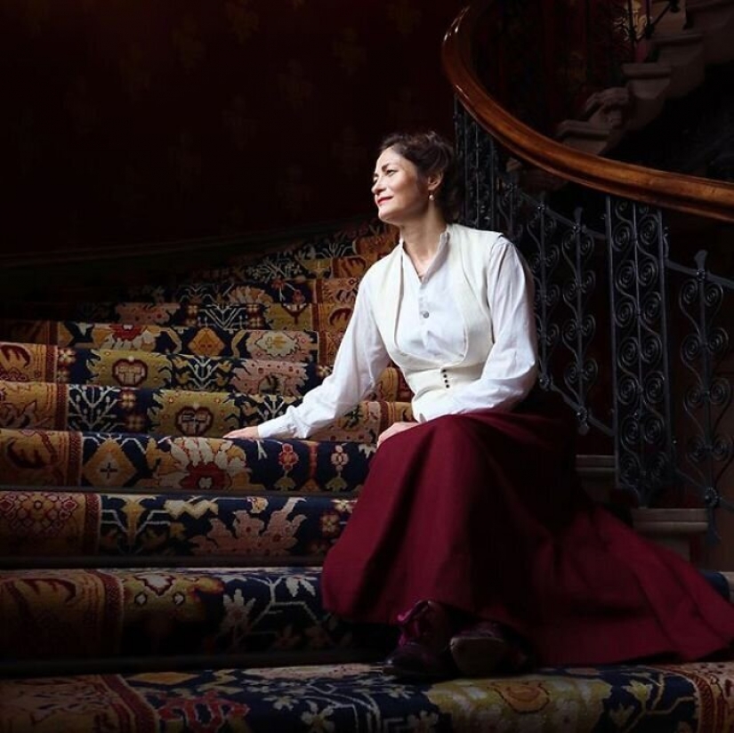 La moda de los viajes en el tiempo: una chica en la histórica ciudad de trajes estaba fascinado por la Red