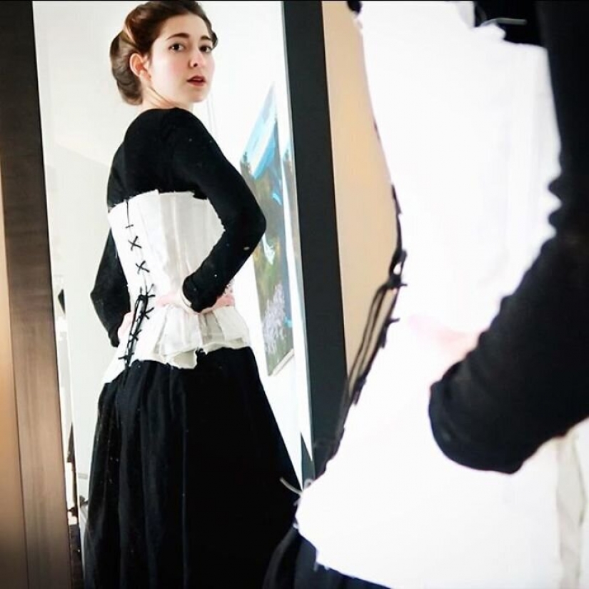 La moda de los viajes en el tiempo: una chica en la histórica ciudad de trajes estaba fascinado por la Red