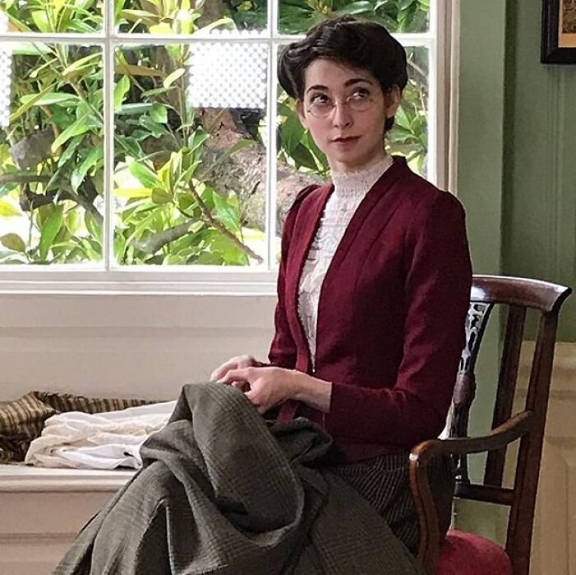 La moda de los viajes en el tiempo: una chica en la histórica ciudad de trajes estaba fascinado por la Red