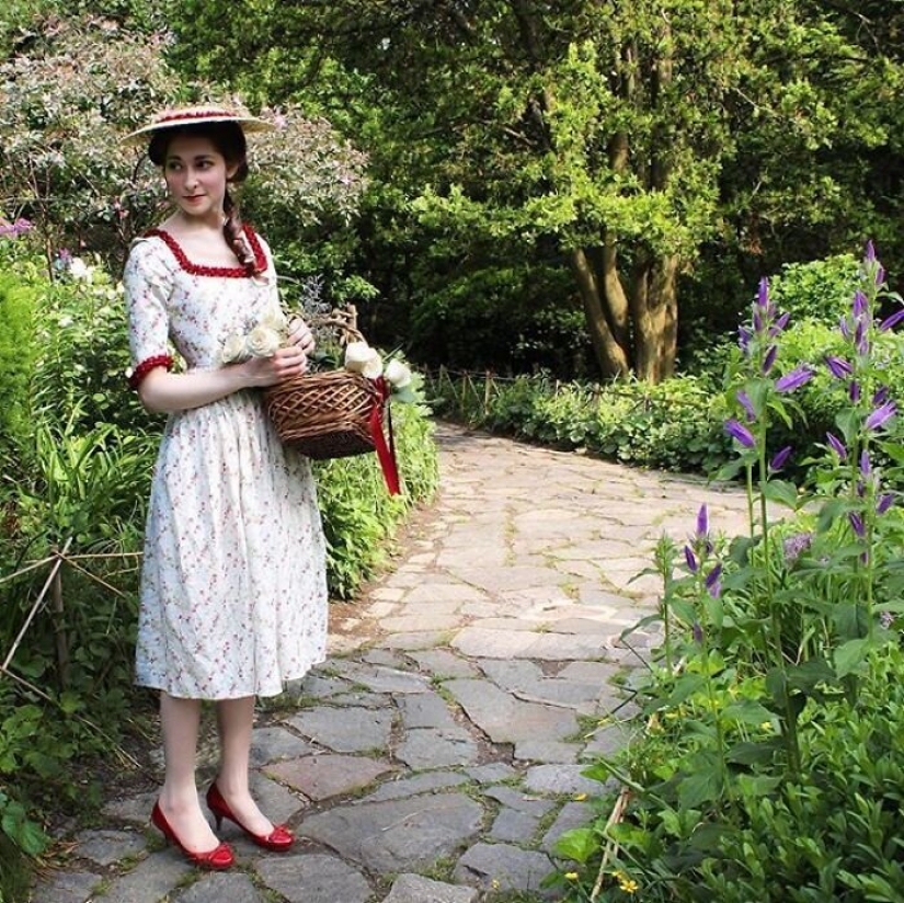 La moda de los viajes en el tiempo: una chica en la histórica ciudad de trajes estaba fascinado por la Red
