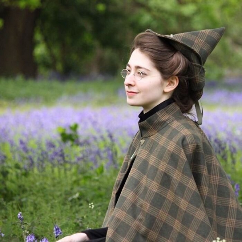 La moda de los viajes en el tiempo: una chica en la histórica ciudad de trajes estaba fascinado por la Red