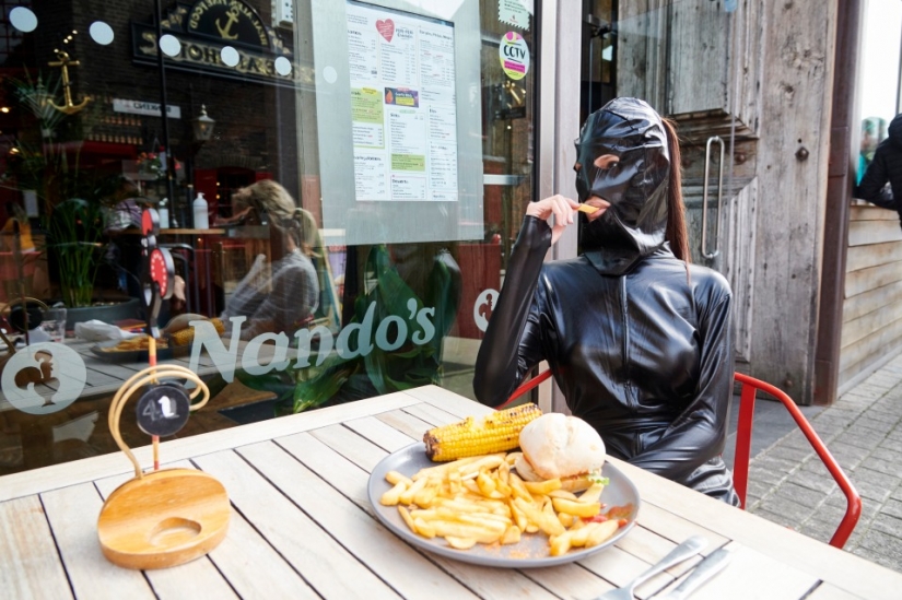 La modelo recorrió las calles de Londres con un atuendo provocativo, como Kim Kardashian