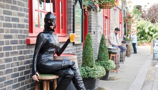 La modelo recorrió las calles de Londres con un atuendo provocativo, como Kim Kardashian La modelo recorrió las calles de Londres con un atuendo provocativo, como Kim Kardashian