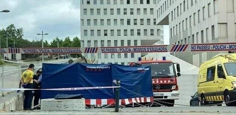 La muerte más ridícula: Alcancé mi teléfono, me quedé atrapado en un dinosaurio La muerte más ridícula: Alcancé mi teléfono, me quedé atrapado en un dinosaurio