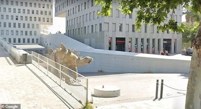 La muerte más ridícula: Alcancé mi teléfono, me quedé atrapado en un dinosaurio La muerte más ridícula: Alcancé mi teléfono, me quedé atrapado en un dinosaurio