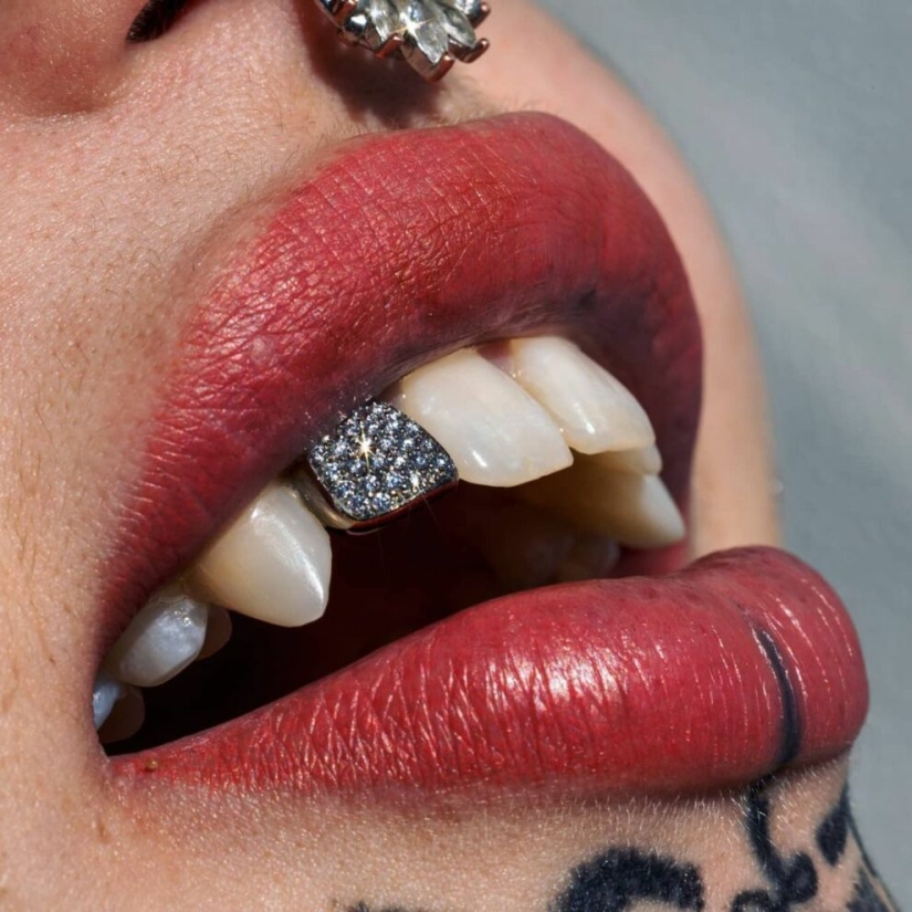 La mujer australiana se cubrió completamente con un tatuaje para deshacerse de la incertidumbre