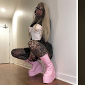 La mujer australiana se cubrió completamente con un tatuaje para deshacerse de la incertidumbre