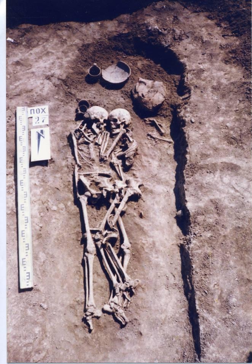 "La mujer estaba viva cuando ellos fueron enterrados": la historia de un único 3-año de la sepultura de los amantes en Ucrania