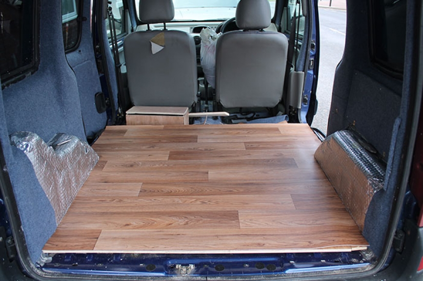 La niña se ha convertido una vieja furgoneta en una casa rodante y viaja por el mundo con su perro La niña se ha convertido una vieja furgoneta en una casa rodante y viaja por el mundo con su perro