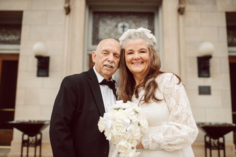La pareja ganó el Internet con una sesión de fotos de los 50 años de aniversario de boda La pareja ganó el Internet con una sesión de fotos de los 50 años de aniversario de boda