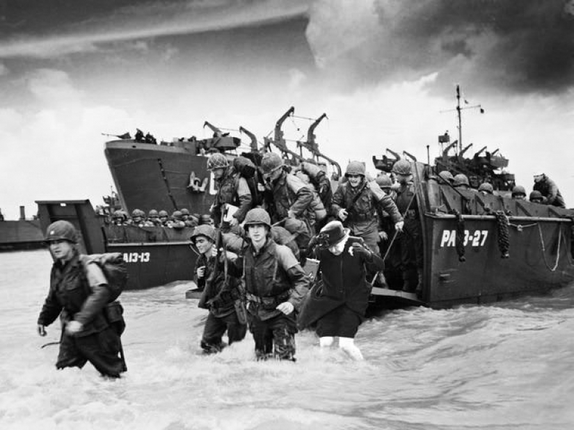 La reina Isabel II a través de recortes de las olas y de bailar con el rey del pop