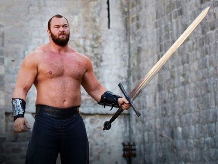 La Transformación de Mount Bjornsson: De jugador de baloncesto flaco al Hombre más Fuerte del Mundo