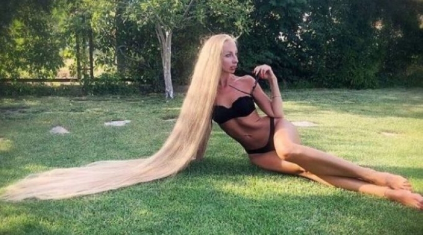 La verdadera Rapunzel, que no se ha cortado el cabello rubio natural durante 30 AÑOS, revela el secreto de los mechones largos.