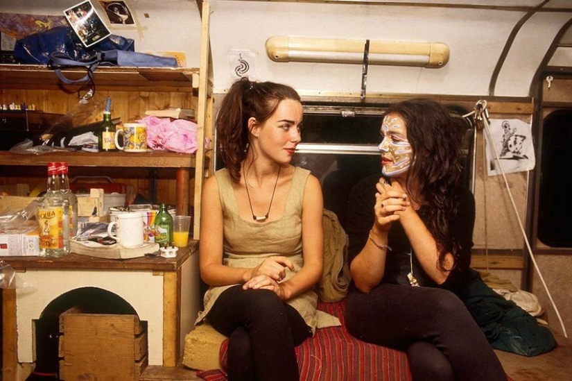 La vida nómada de los Ravers de la década de 1990 en la lente de Tom Hunter