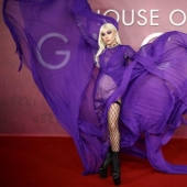 Lady Gaga y otros actores en el estreno de "Gucci House"