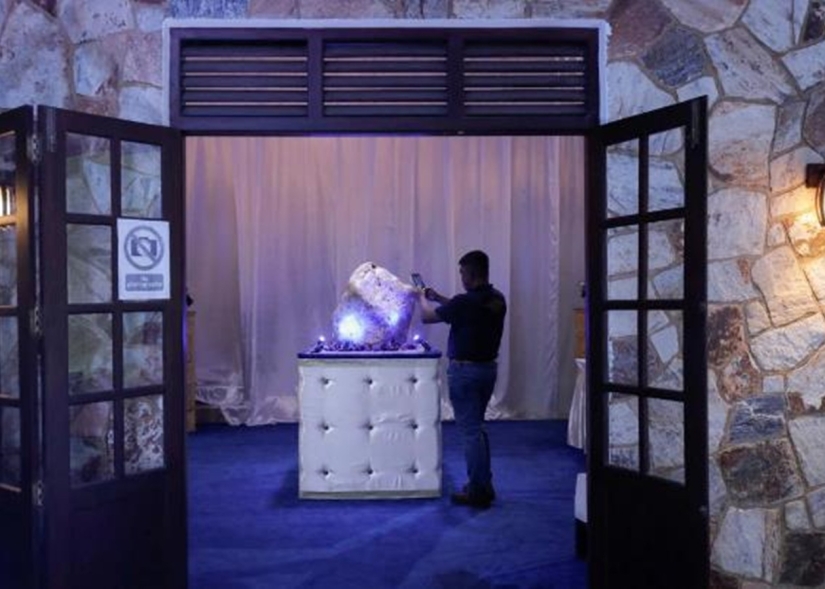 Las autoridades de Sri Lanka mostraron un zafiro récord Las autoridades de Sri Lanka mostraron un zafiro récord