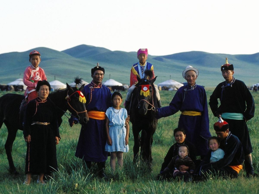Las chicas mongolas son sacadas de su familia para convertirse en acróbatas famosas Las chicas mongolas son sacadas de su familia para convertirse en acróbatas famosas