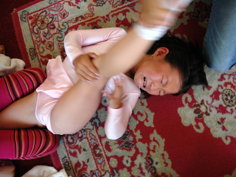 Las chicas mongolas son sacadas de su familia para convertirse en acróbatas famosas Las chicas mongolas son sacadas de su familia para convertirse en acróbatas famosas