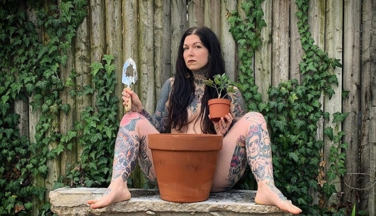 Las fotos más creativas de la red flash mob Día Mundial del Jardinero Desnudo Las fotos más creativas de la red flash mob Día Mundial del Jardinero Desnudo