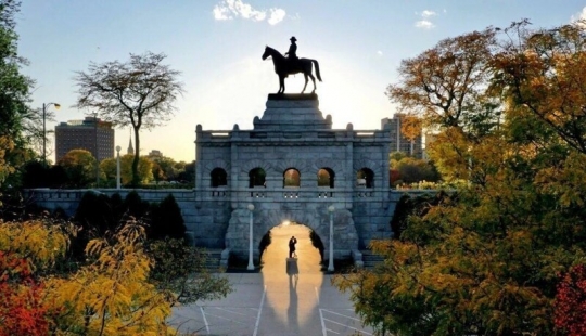 Las redes sociales encontraron una misteriosa pareja en una gran ciudad en cuestión de días Las redes sociales encontraron una misteriosa pareja en una gran ciudad en cuestión de días