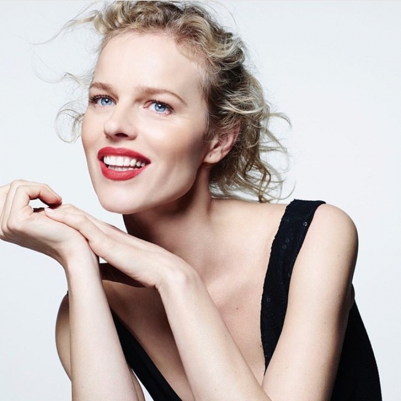 "Le pedí a amigos de diferentes países que enviaran una foto de la chica más hermosa" "Le pedí a amigos de diferentes países que enviaran una foto de la chica más hermosa"