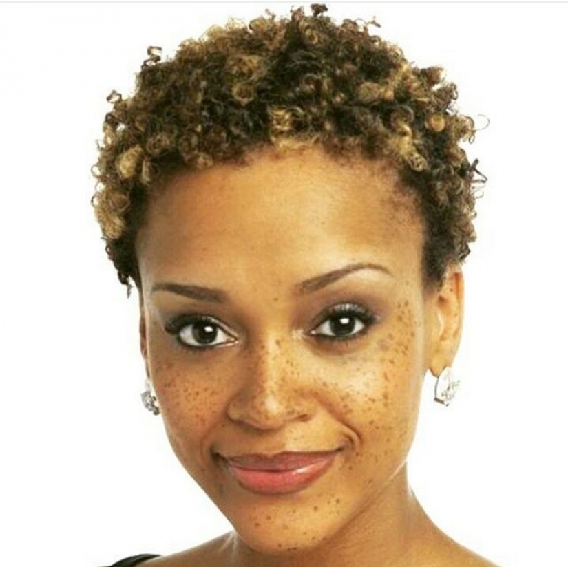 "Le pedí a amigos de diferentes países que enviaran una foto de la chica más hermosa" "Le pedí a amigos de diferentes países que enviaran una foto de la chica más hermosa"