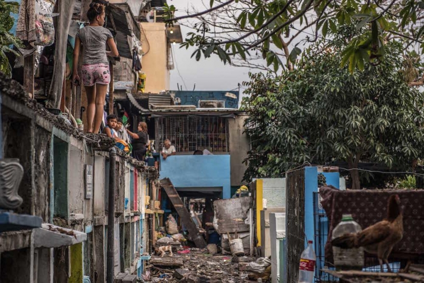 Living Among the Dead - Living in a Manila Cemetery