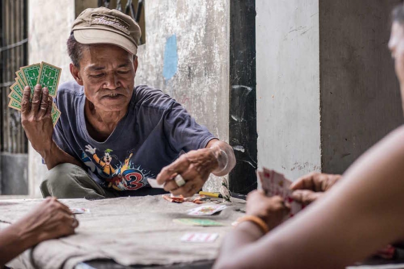 Living Among the Dead - Living in a Manila Cemetery