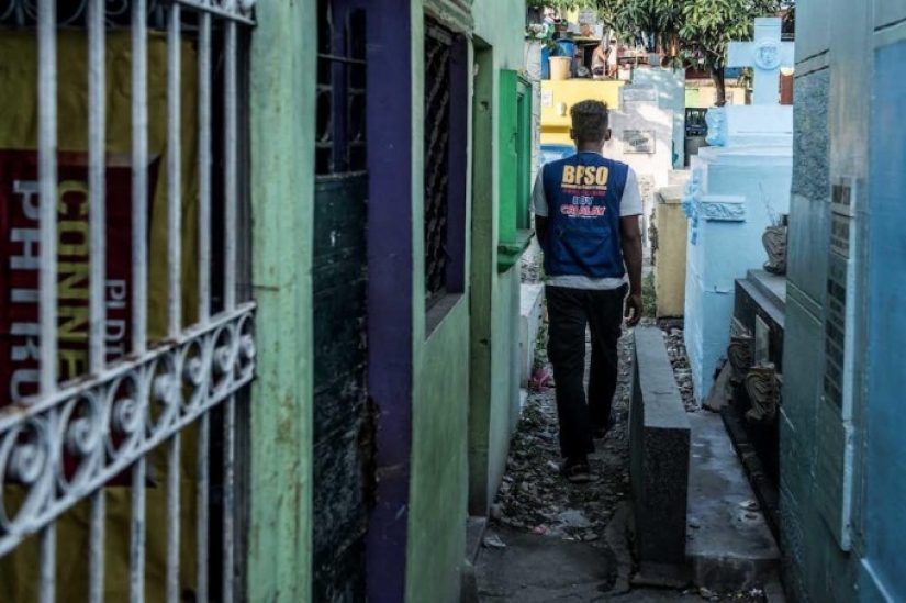 Living Among the Dead - Living in a Manila Cemetery