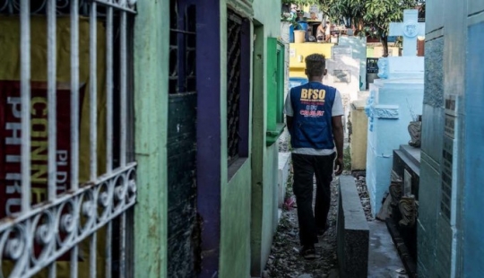 Living Among the Dead - Living in a Manila Cemetery Living Among the Dead - Living in a Manila Cemetery