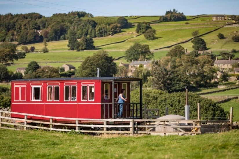 Lo que debemos construir una casa: una mujer británica hizo una maravillosa copia del coche a partir de materiales improvisados Lo que debemos construir una casa: una mujer británica hizo una maravillosa copia del coche a partir de materiales improvisados