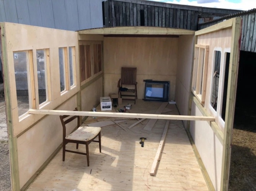 Lo que debemos construir una casa: una mujer británica hizo una maravillosa copia del coche a partir de materiales improvisados Lo que debemos construir una casa: una mujer británica hizo una maravillosa copia del coche a partir de materiales improvisados