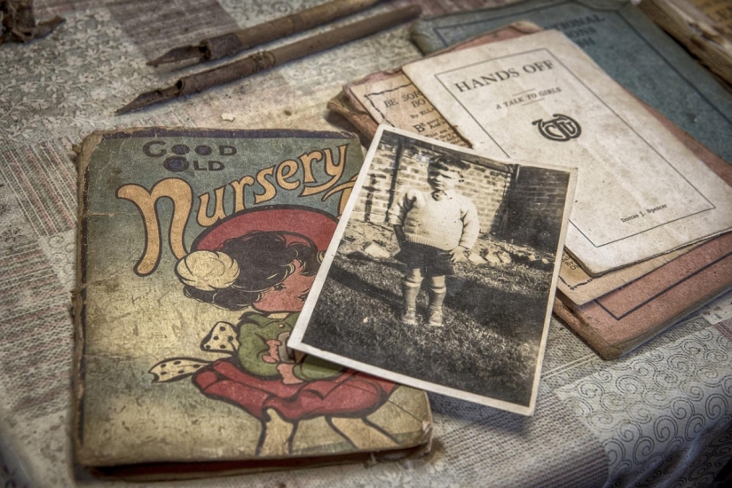 Looks like the farmhouse in Ireland, which has retained the atmosphere of a century ago