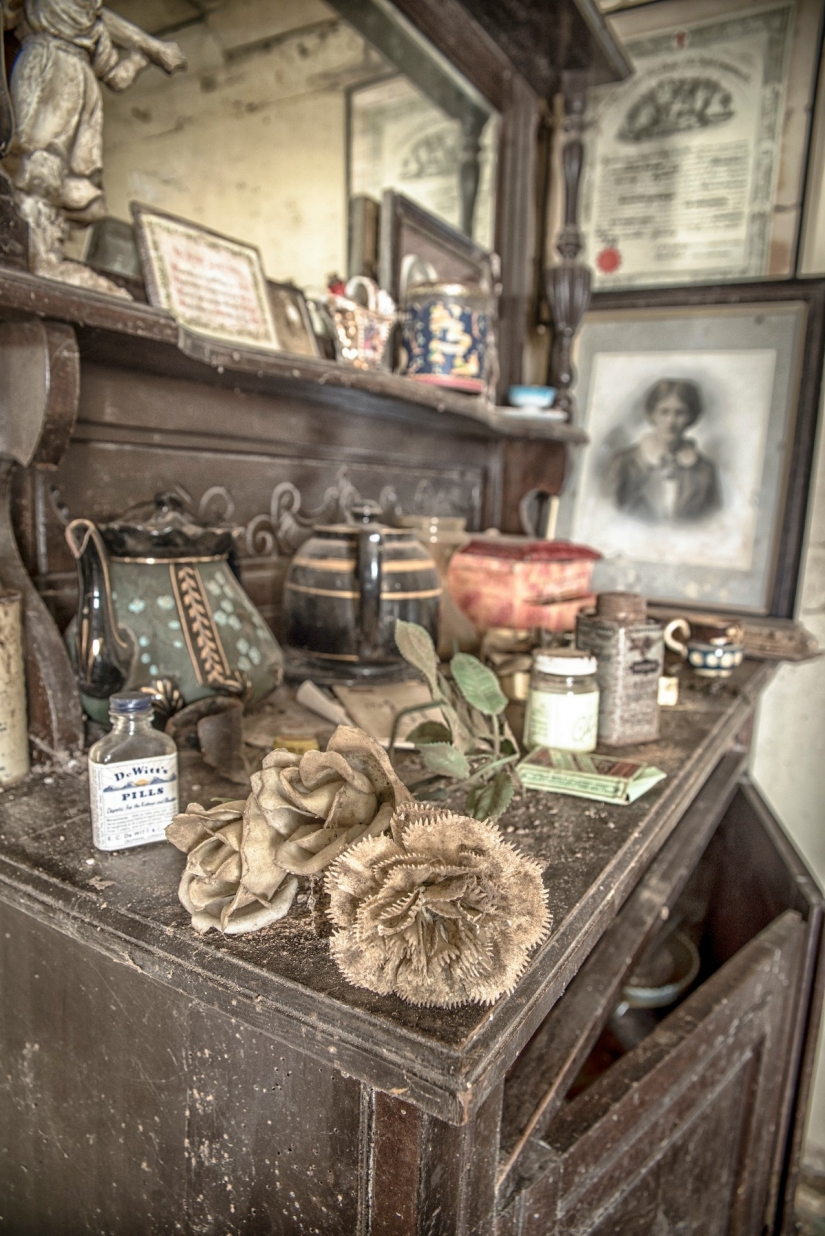 Looks like the farmhouse in Ireland, which has retained the atmosphere of a century ago