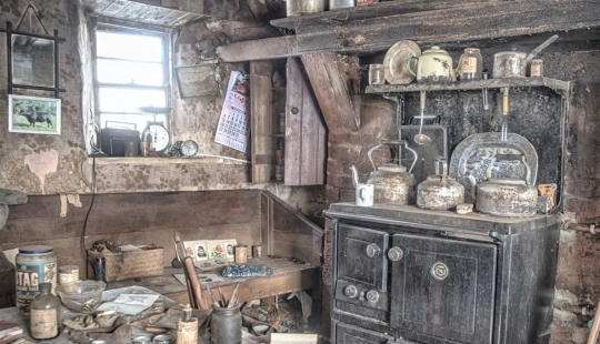 Looks like the farmhouse in Ireland, which has retained the atmosphere of a century ago