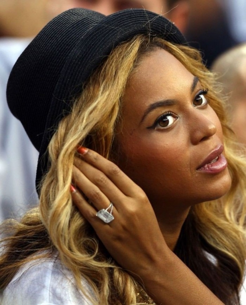 Los 10 anillos de boda más caros que se usaron en los dedos de mujeres hermosas Los 10 anillos de boda más caros que se usaron en los dedos de mujeres hermosas