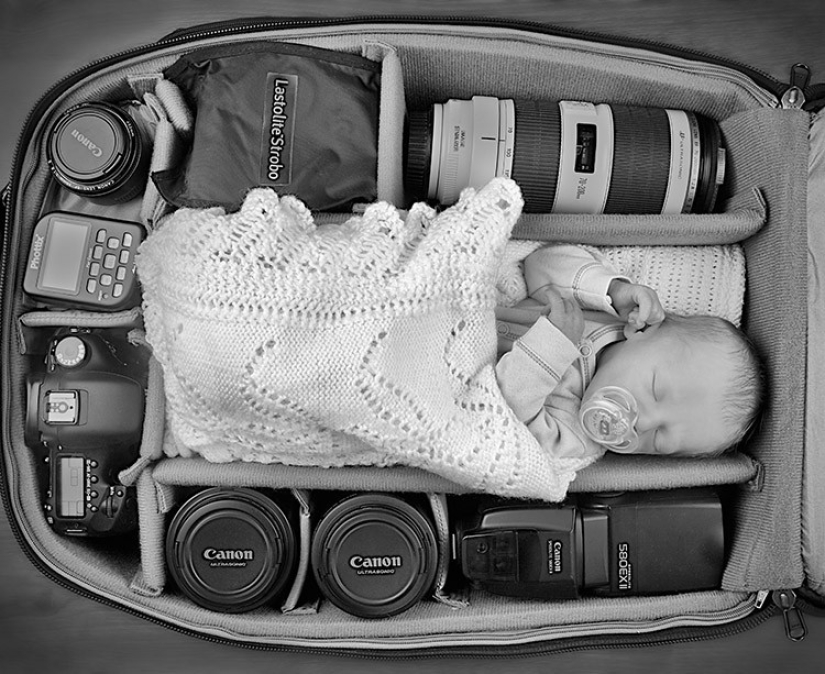 Los fotógrafos toman fotos de sus pequeños niños en bolsas de fotos