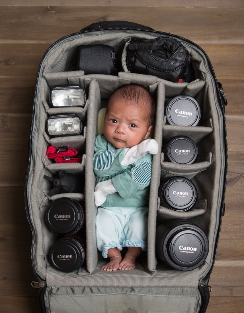 Los fotógrafos toman fotos de sus pequeños niños en bolsas de fotos