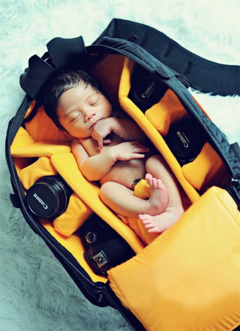Los fotógrafos toman fotos de sus pequeños niños en bolsas de fotos