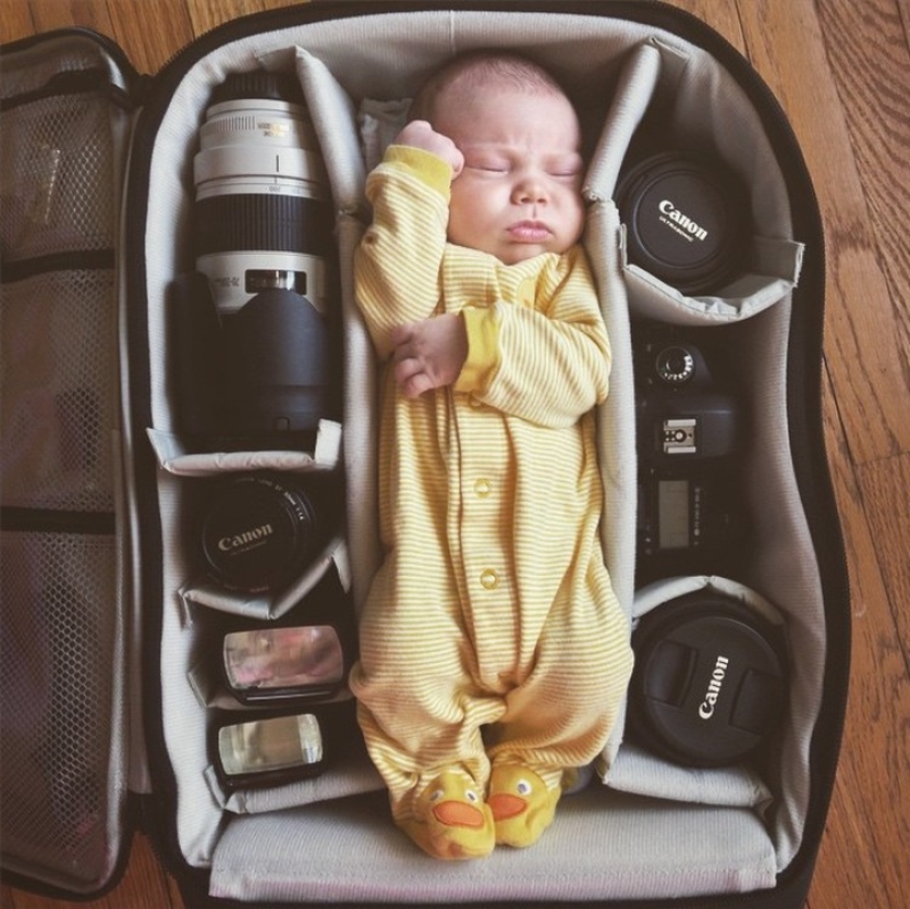 Los fotógrafos toman fotos de sus pequeños niños en bolsas de fotos