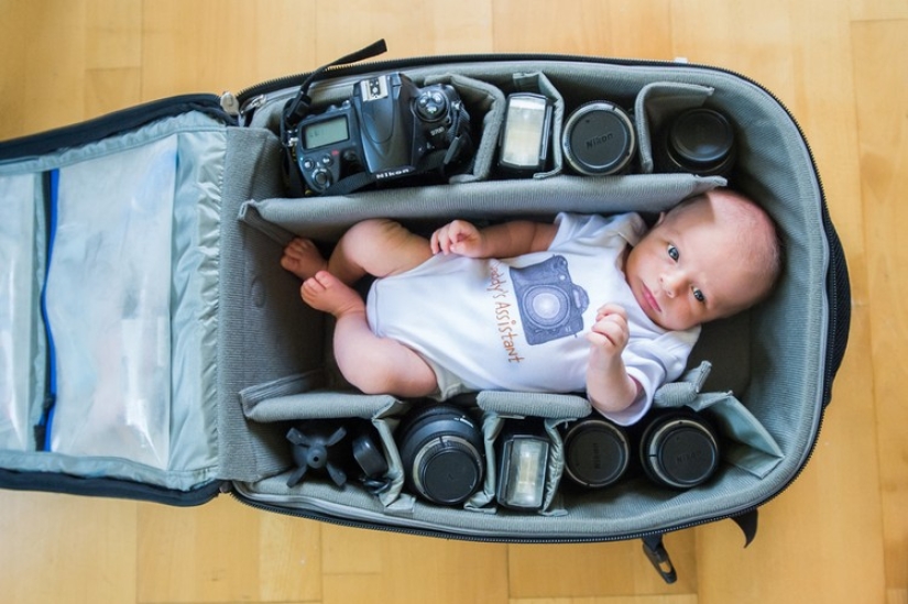 Los fotógrafos toman fotos de sus pequeños niños en bolsas de fotos