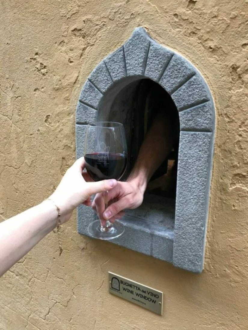 Los restaurantes en Toscana vuelven a usar "ventanas de vino" hechas en la Edad Media durante la peste Los restaurantes en Toscana vuelven a usar "ventanas de vino" hechas en la Edad Media durante la peste