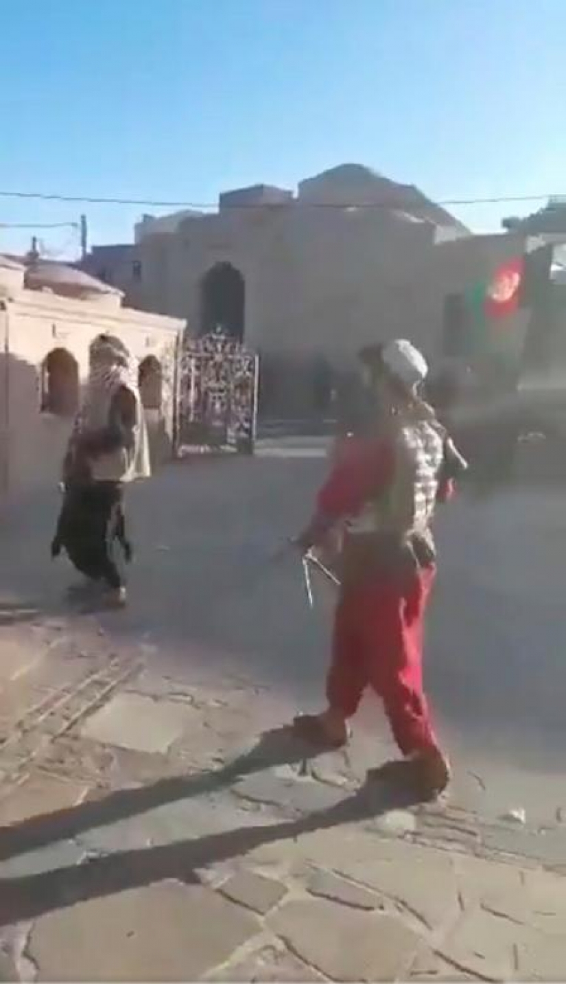 Los talibanes ingresan a la capital afgana después de una ofensiva relámpago