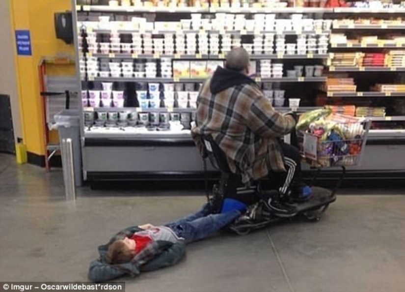 Los trajes excéntricos de los compradores comunes en los supermercados estadounidenses Los trajes excéntricos de los compradores comunes en los supermercados estadounidenses